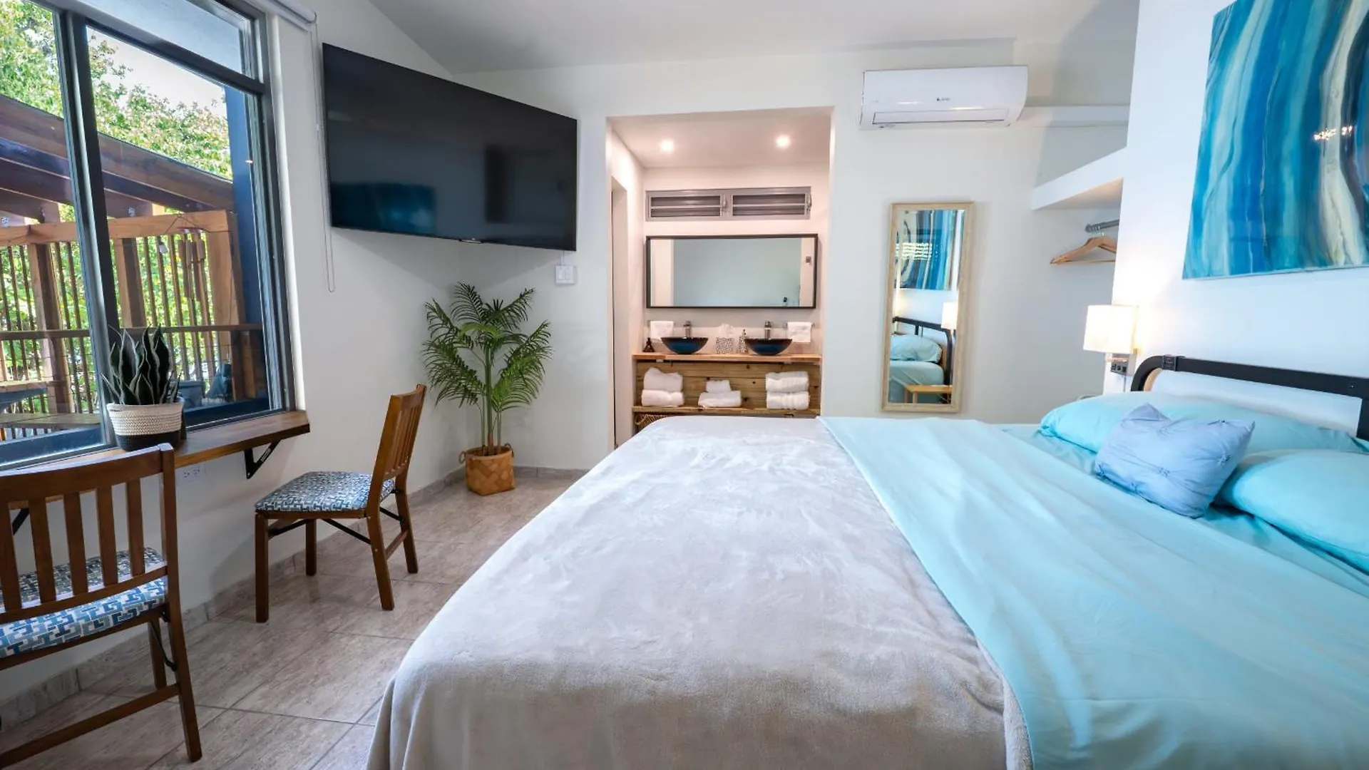 Oceanfront 5Br Oasis W Decks & Direct Beach Access Mayagüez Semesterbostad